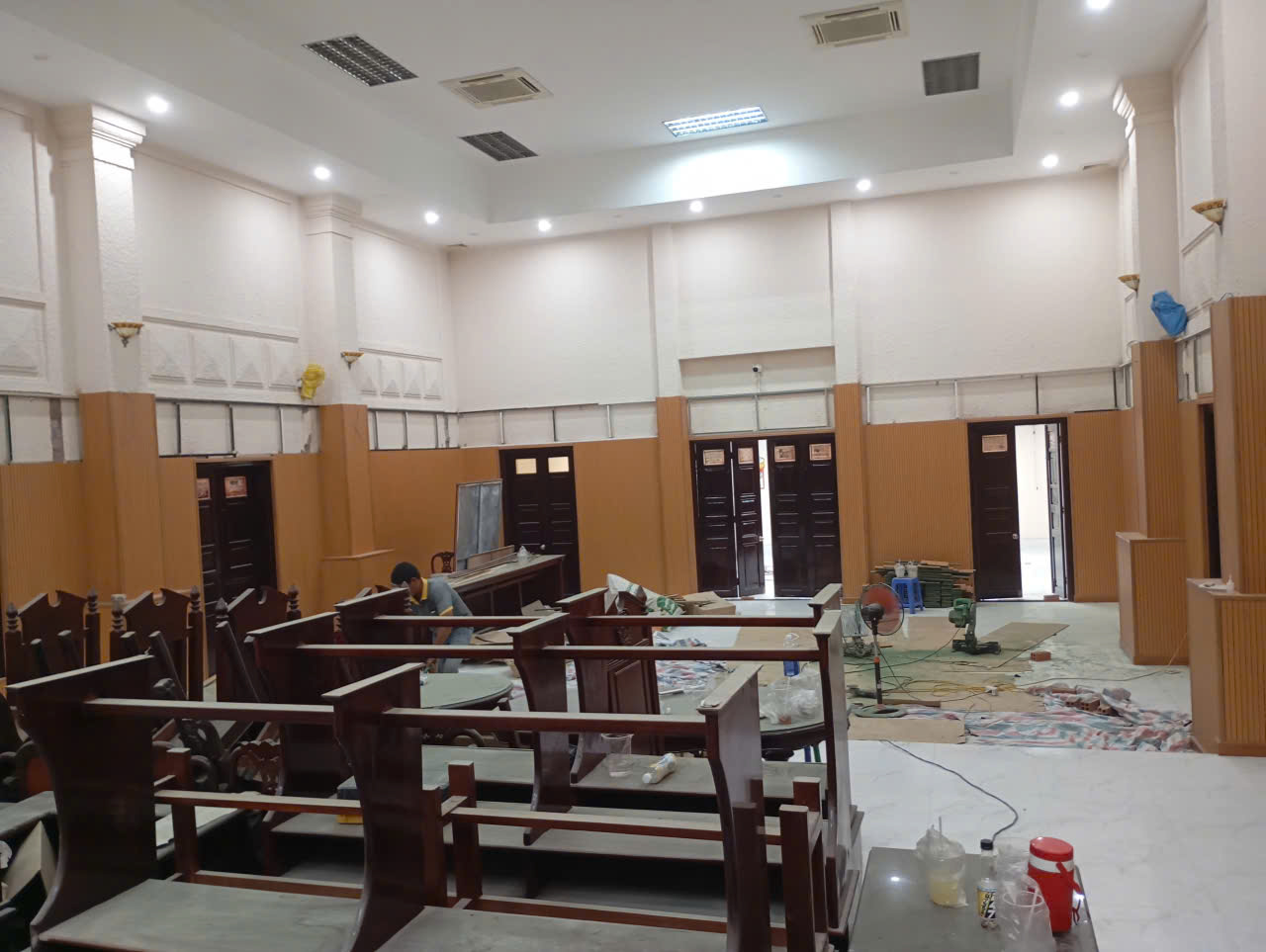 Xây Dựng Trọn Gói Cần Thơ: Hoàn Thiện Nội Thất Công Trình Tòa Án Uy Nghiêm Và Trang Trọng 26 Vách trang trí gỗ công trình tòa án