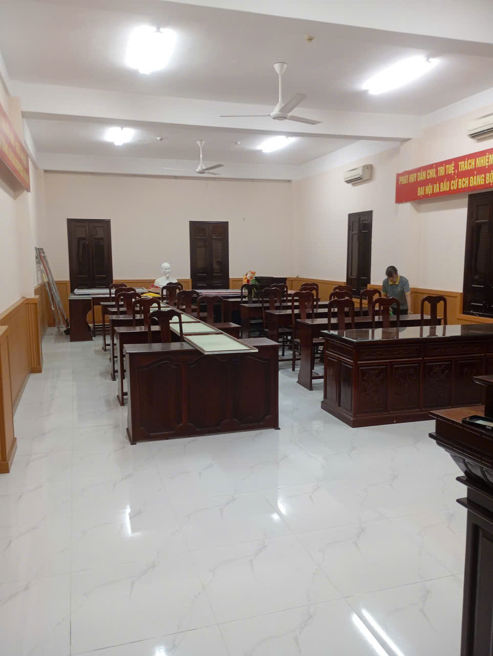 Xây Dựng Trọn Gói Cần Thơ: Hoàn Thiện Nội Thất Công Trình Tòa Án Uy Nghiêm Và Trang Trọng 30 Sản xuất bàn ghế nội thất tòa án Cần Thơ