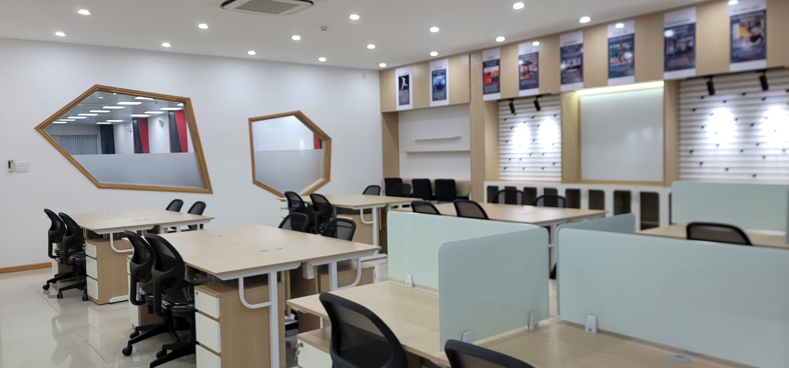 5 Tiêu Chuẩn Vàng Khi Setup Nội Thất Văn Phòng Giúp Nâng Tầm Hình Ảnh Doanh Nghiệp 2 Bố trí bàn ghế công thái học trong setup nội thất văn phòng