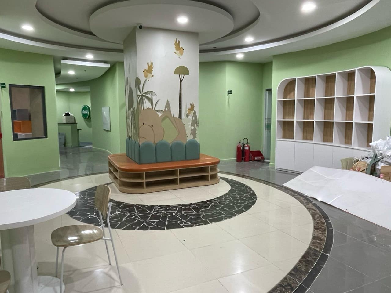 Thực Tế Thi Công Trung Tâm Ngoại Ngữ Thanh Lê: Không Gian Nội Thất Hiện Đại Tại Cần Thơ 18 Bàn ghế học viên sản xuất tại xưởng Cần Thơ
