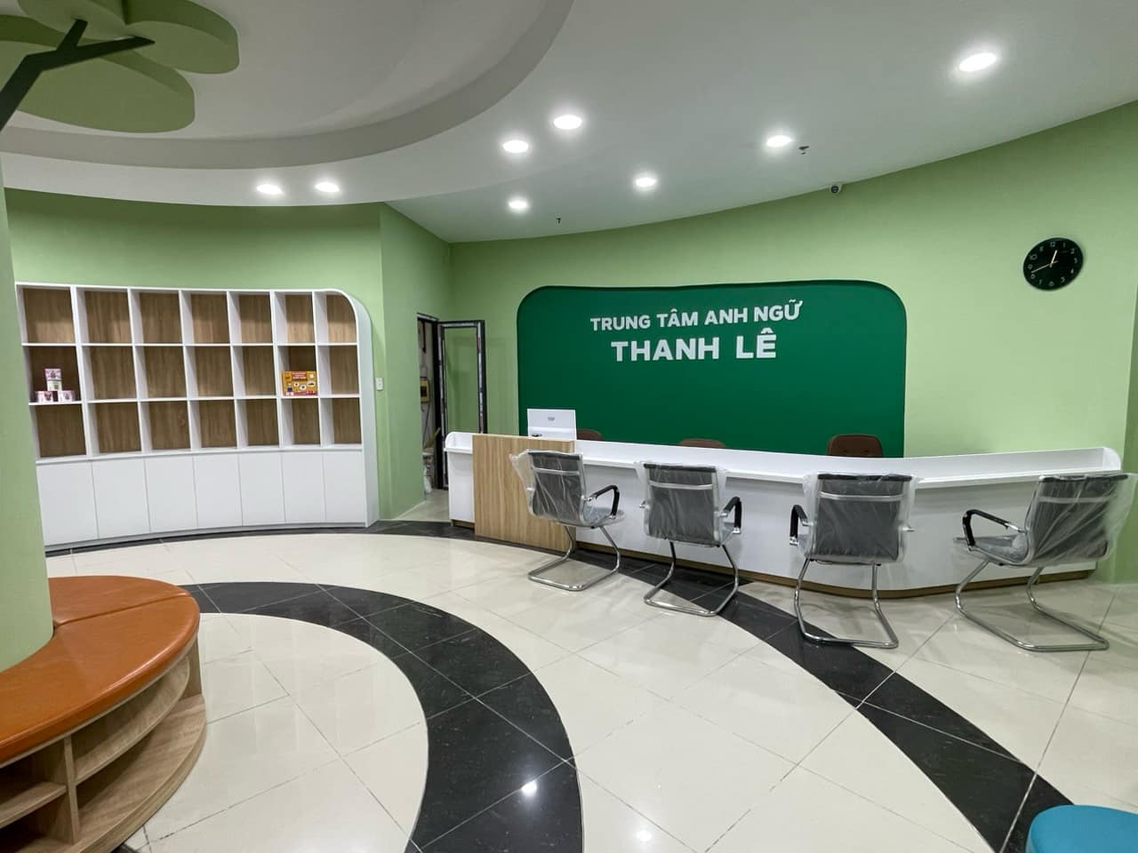 Thực Tế Thi Công Trung Tâm Ngoại Ngữ Thanh Lê: Không Gian Nội Thất Hiện Đại Tại Cần Thơ 16 Hành lang trung tâm ngoại ngữ sau thi công
