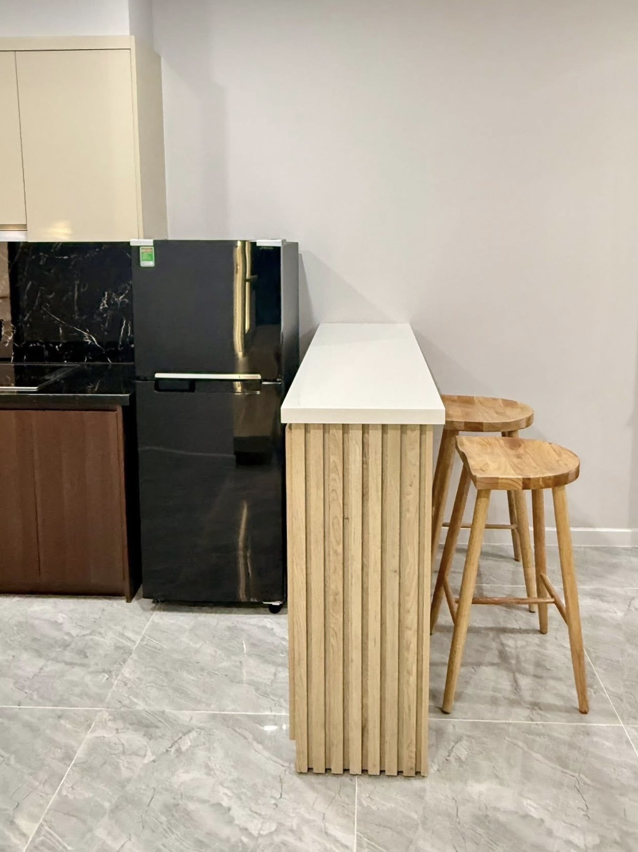 Thi Công Nội Thất Cần Thơ Trọn Gói: Tối Ưu Không Gian Căn Hộ Thực Tế Tại Chung Cư Cara 75 Tủ lạnh âm và quầy bar