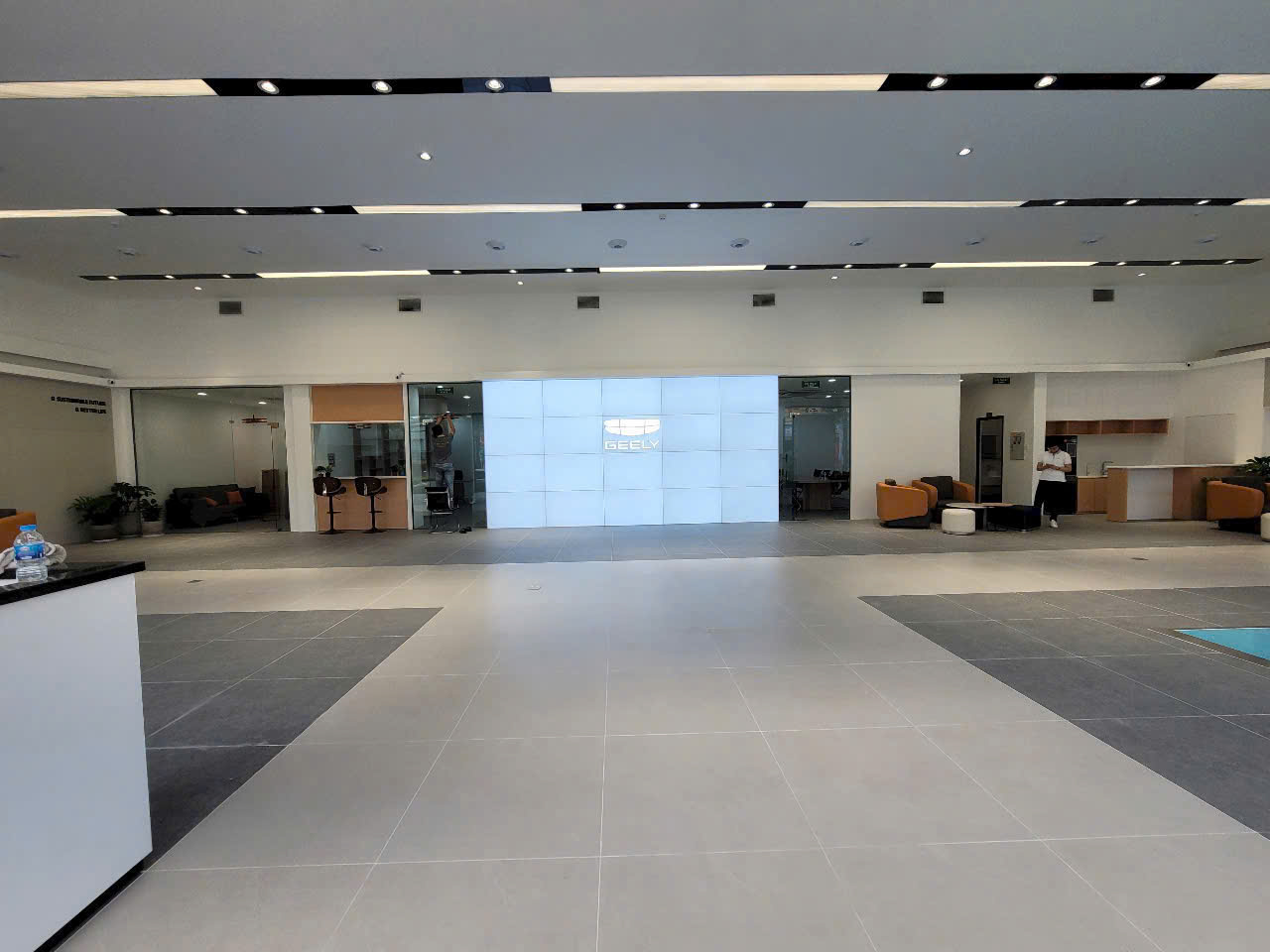 Thi Công Nội Thất Cần Thơ Trọn Gói: Dự Án Showroom Ô Tô Geely Từ Bản Vẽ 3D Đến Thực Tế 106 Thi công Showroom Geely thực tế 13