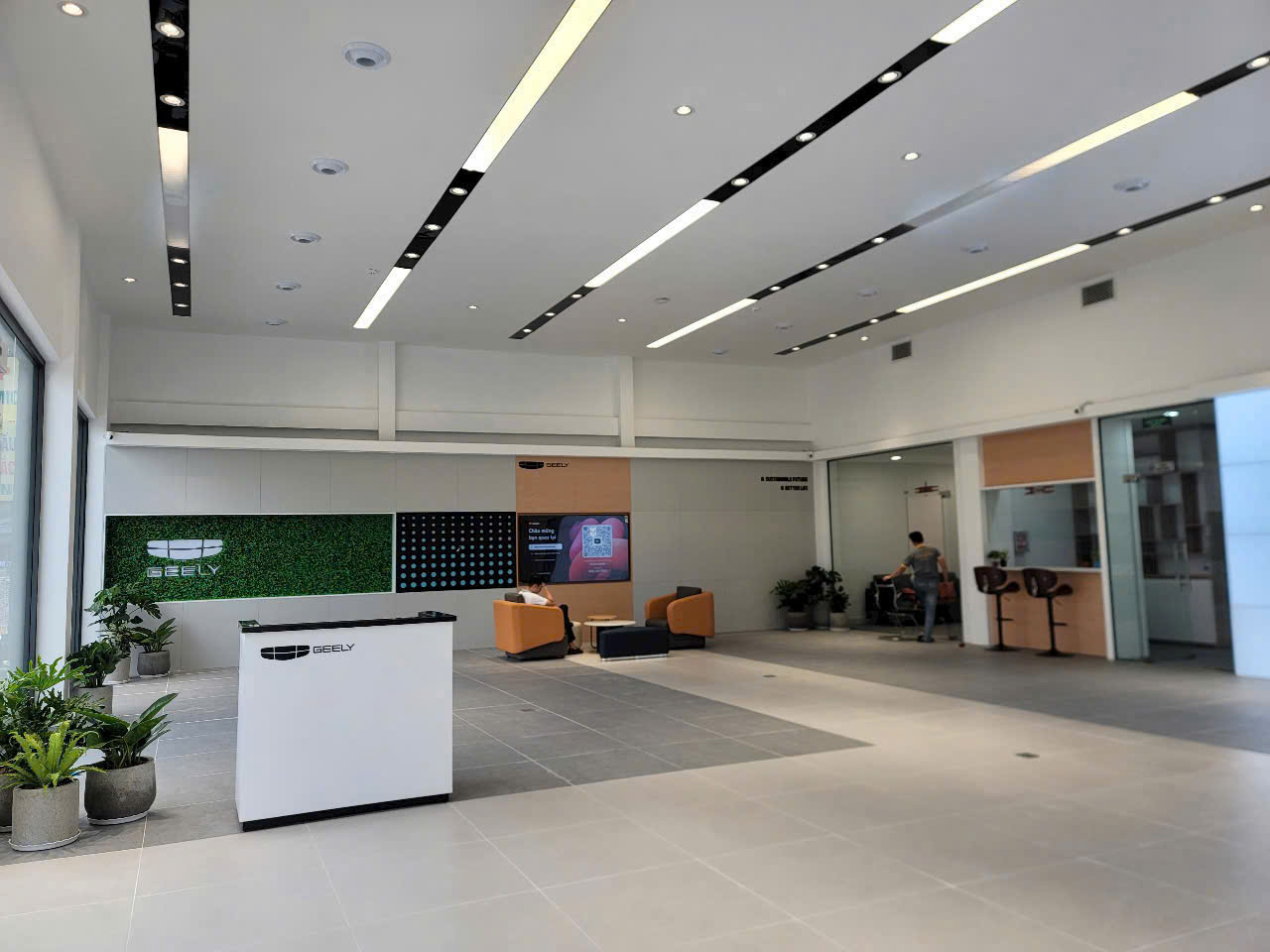Thi Công Nội Thất Cần Thơ Trọn Gói: Dự Án Showroom Ô Tô Geely Từ Bản Vẽ 3D Đến Thực Tế 108 Thi công Showroom Geely thực tế 15
