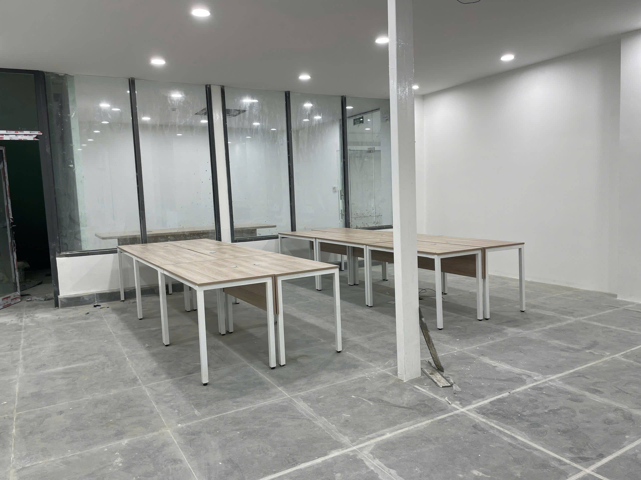 Thi Công Nội Thất Cần Thơ Trọn Gói: Dự Án Showroom Ô Tô Geely Từ Bản Vẽ 3D Đến Thực Tế 96 Thi công Showroom Geely thực tế 3