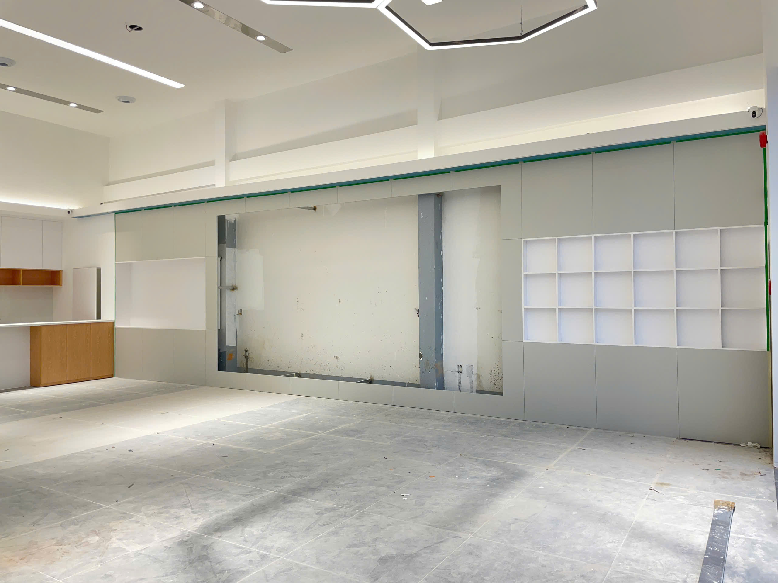 Thi Công Nội Thất Cần Thơ Trọn Gói: Dự Án Showroom Ô Tô Geely Từ Bản Vẽ 3D Đến Thực Tế 101 Thi công Showroom Geely thực tế 8