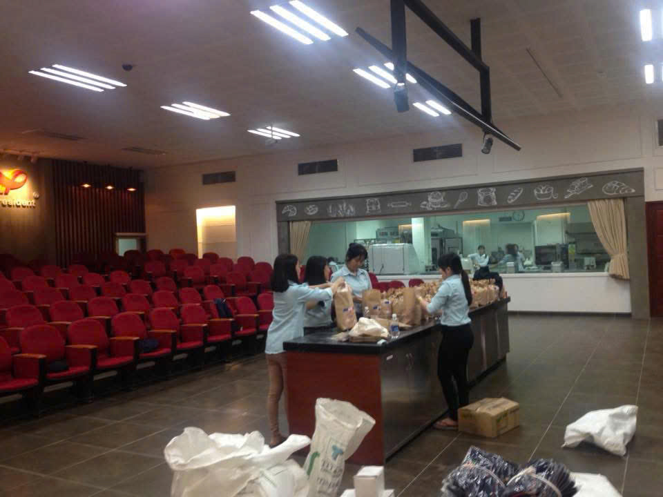 Dự Án Thi Công Nội Thất Hội Trường Công Ty Uniflour 18 Đội ngũ đang kiểm tra lại các chi tiết cuối cùng trước khi bàn giao