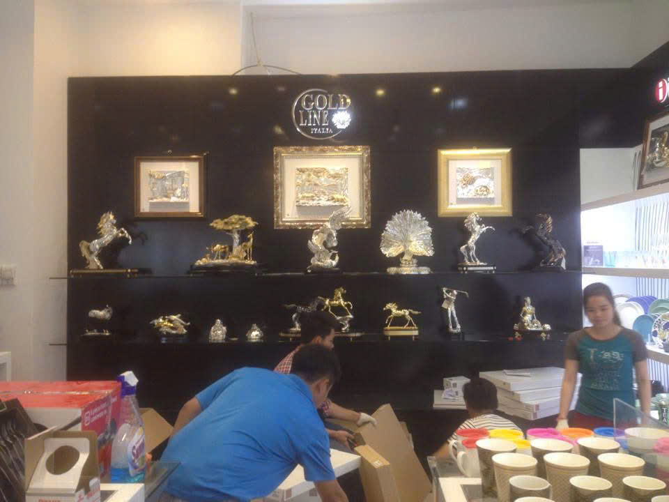 Dự Án Thi Công Nội Thất Cửa Hàng Vật Dụng Gia Đình Moriitalia 11 Đội ngũ thợ Thi Nhân đang cẩn thận lắp đặt khu vực kệ vách đen
