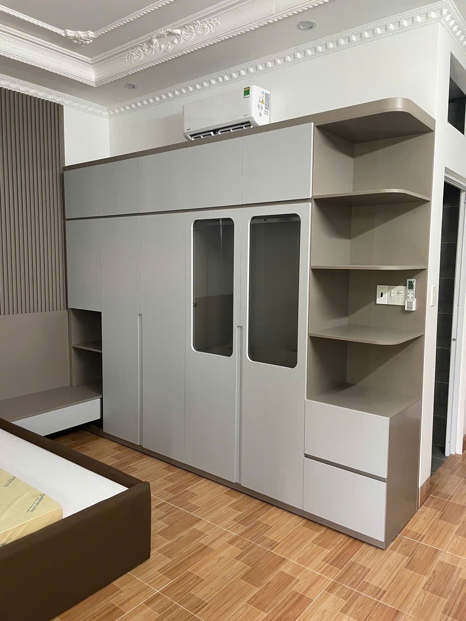 Thi Công Nội Thất Cần Thơ Trọn Gói: Hành Trình Biến Bản Vẽ 3D Phòng Ngủ Thành Thực Tế 42 Hệ tủ quần áo thực tế