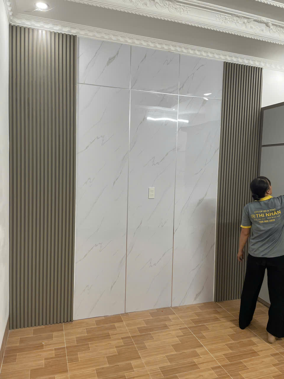 Thi Công Nội Thất Cần Thơ Trọn Gói: Hành Trình Biến Bản Vẽ 3D Phòng Ngủ Thành Thực Tế 44 Kệ trang trí tivi thực tế