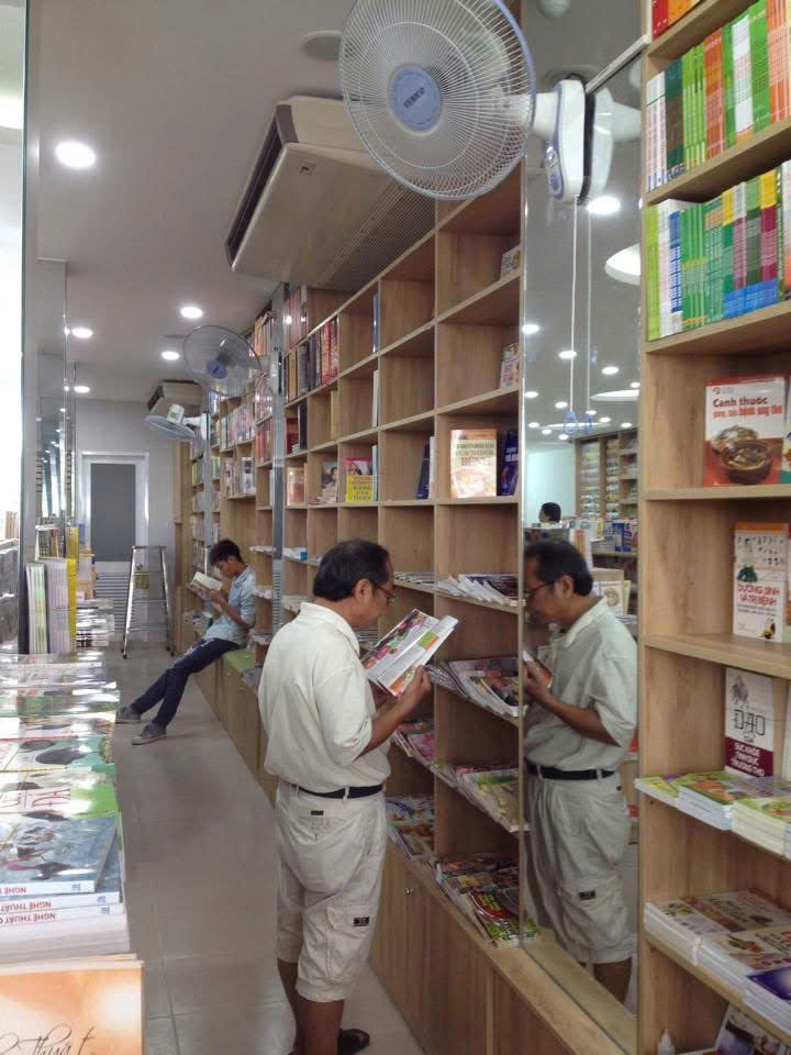 Dự Án Thi Công Nội Thất Nhà Sách Văn Lang 14 Hệ thống kệ sách và văn phòng phẩm được bố trí ngăn nắp, khoa học