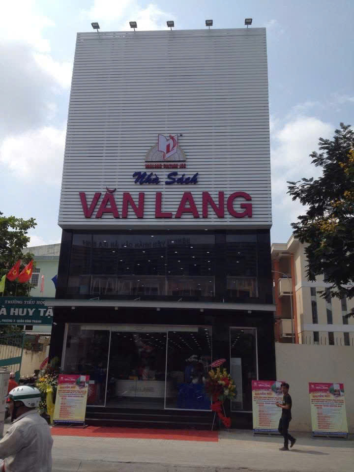 Dự Án Thi Công Nội Thất Nhà Sách Văn Lang 11 Mặt tiền nhà sách Văn Lang tươm tất vào ban ngày