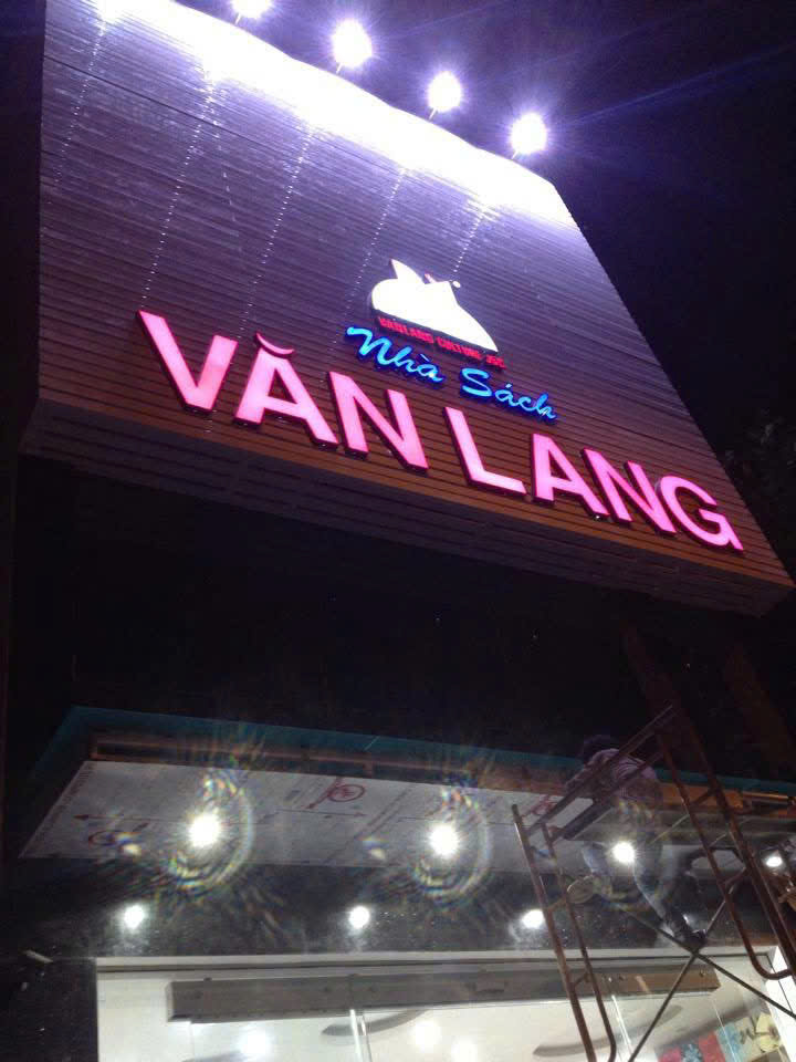 Dự Án Thi Công Nội Thất Nhà Sách Văn Lang 13 Khu vực quầy thu ngân với thiết kế bo góc an toàn và vách ốp gỗ