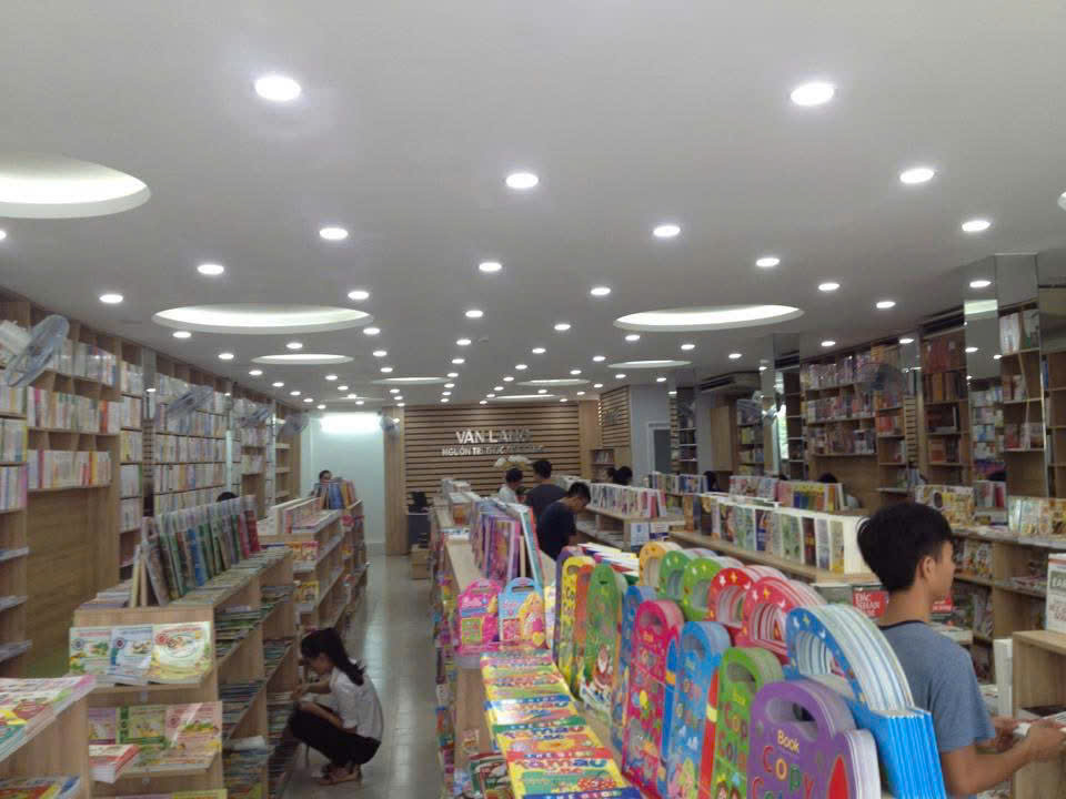 Dự Án Thi Công Nội Thất Nhà Sách Văn Lang 15 Khoảng cách giữa các lối đi vừa vặn để khách hàng đứng đọc thử sách