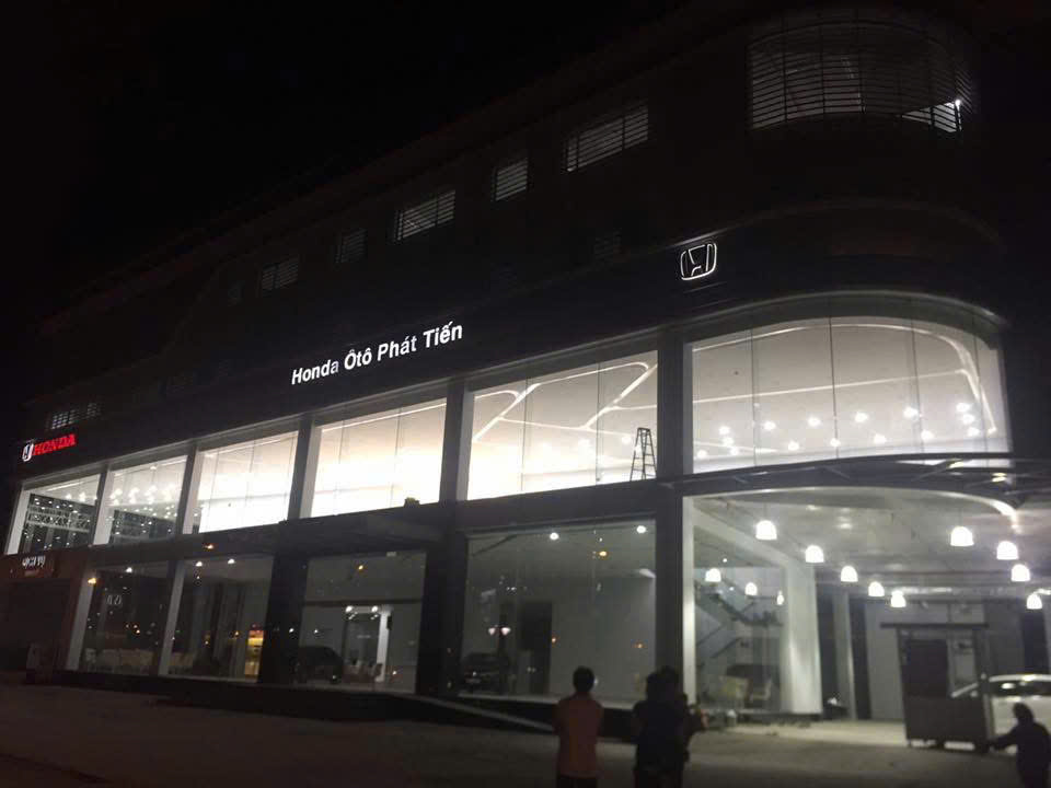 Dự Án Cải Tiến Nội Thất Showroom Honda Ôtô Phát Tiến 15 Không gian trưng bày xe ô tô Honda Civic tại showroom Phát Tiến