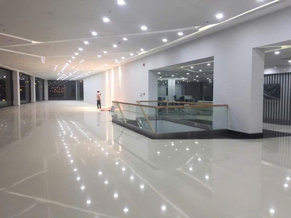 Dự Án Cải Tiến Nội Thất Showroom Honda Ôtô Phát Tiến 13 Hành lang với hệ thống lan can kính