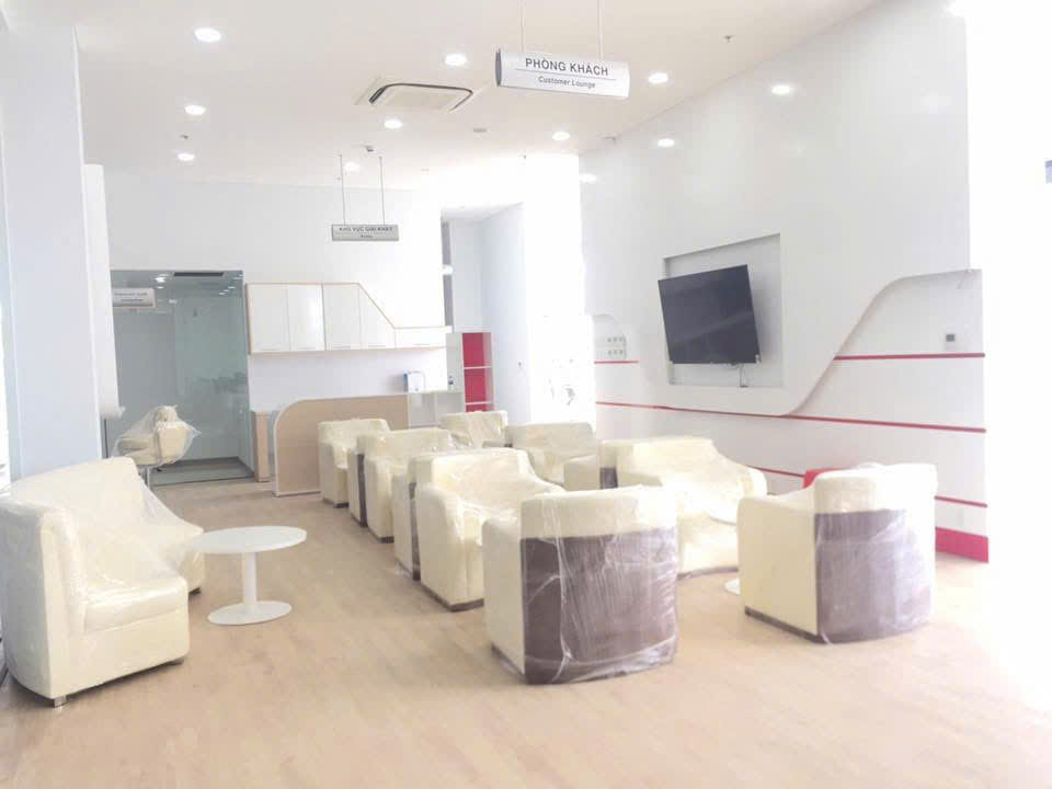 Dự Án Cải Tiến Nội Thất Showroom Honda Ôtô Phát Tiến 12 Khu vực làm việc với thiết kế trần kết hợp đèn LED