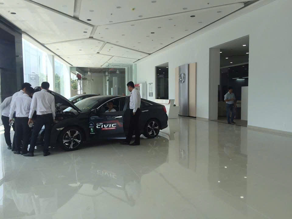 Dự Án Cải Tiến Nội Thất Showroom Honda Ôtô Phát Tiến 11 Mặt tiền Showroom Honda Ôtô Phát Tiến nhìn từ bên ngoài vào buổi tối