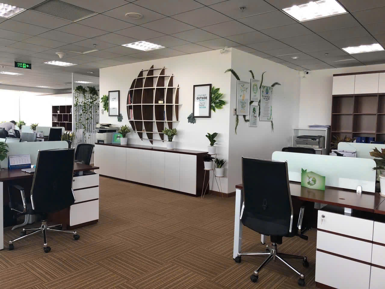 Dự Án Thiết Kế & Thi Công Nội Thất Văn Phòng Phát Tiến – Kiến Tạo Không Gian Làm Việc Hiện Đại 20 Đội ngũ thợ Nội Thất Thi Nhân đang tích cực thi công lắp ráp tại công trình